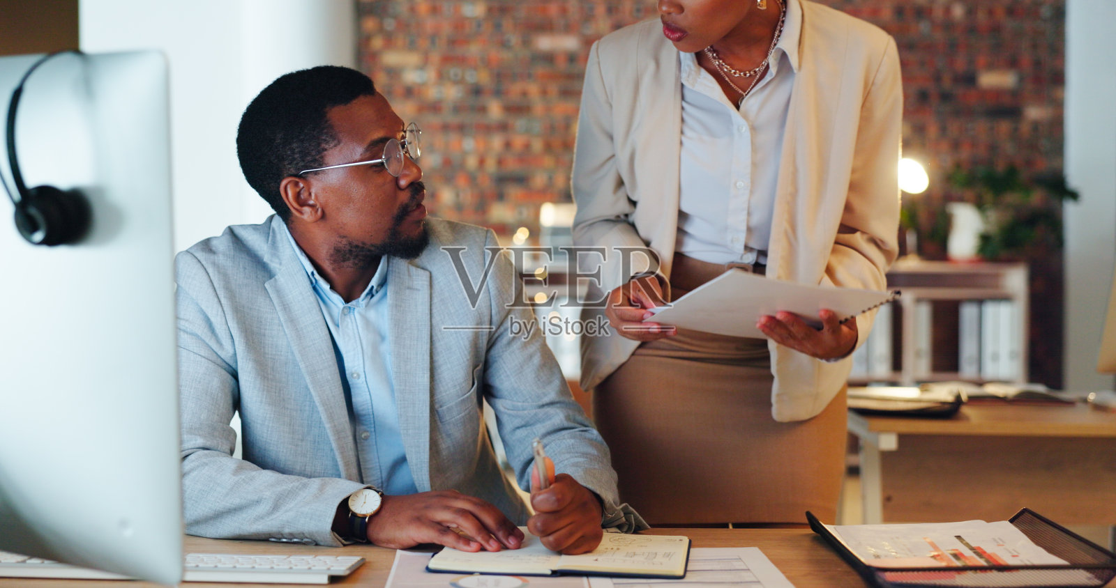 商务人员，在公司办公室的电脑上进行协作和提案笔记。团队，报告和议程或战略，在工作场所讨论和团队合作，文件和项目规划照片摄影图片