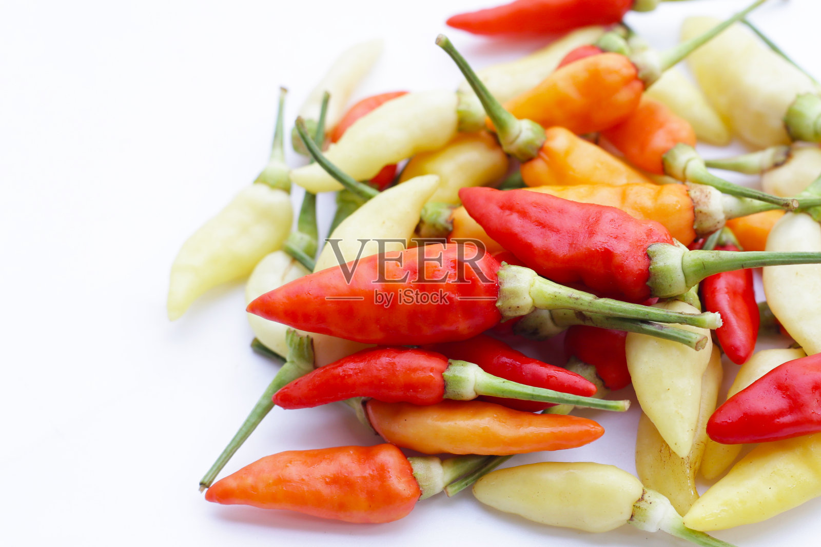 白色背景上的新鲜辣椒照片摄影图片