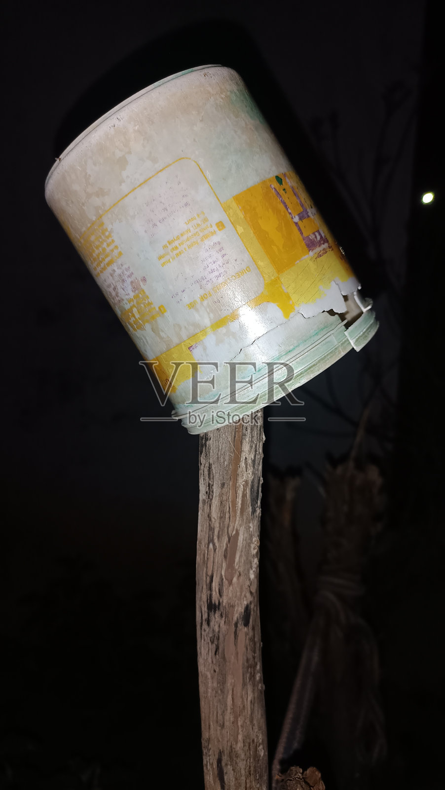 粘在干木棍上的塑料罐照片摄影图片