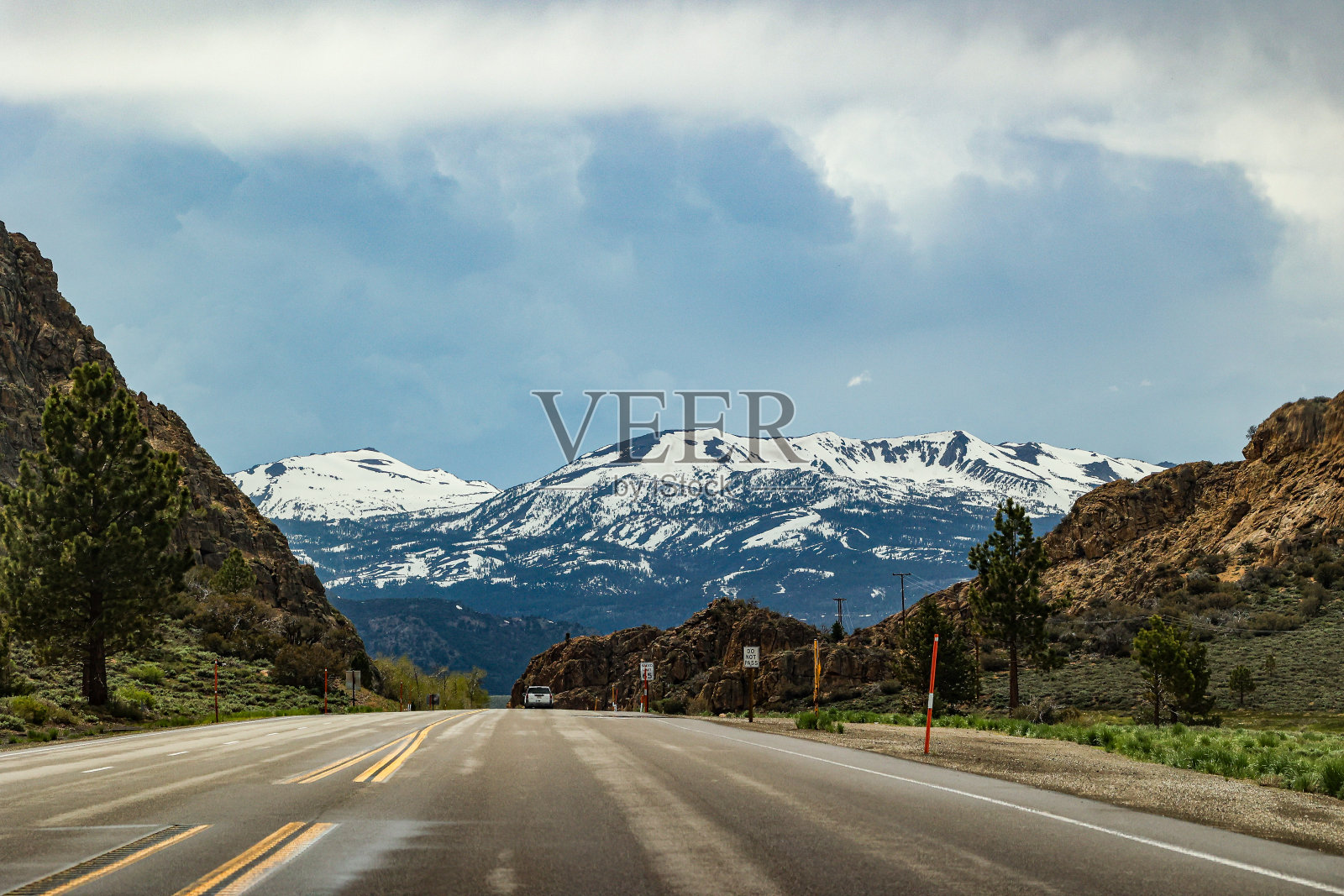 从395高速公路上俯瞰加州积雪覆盖的山峰照片摄影图片