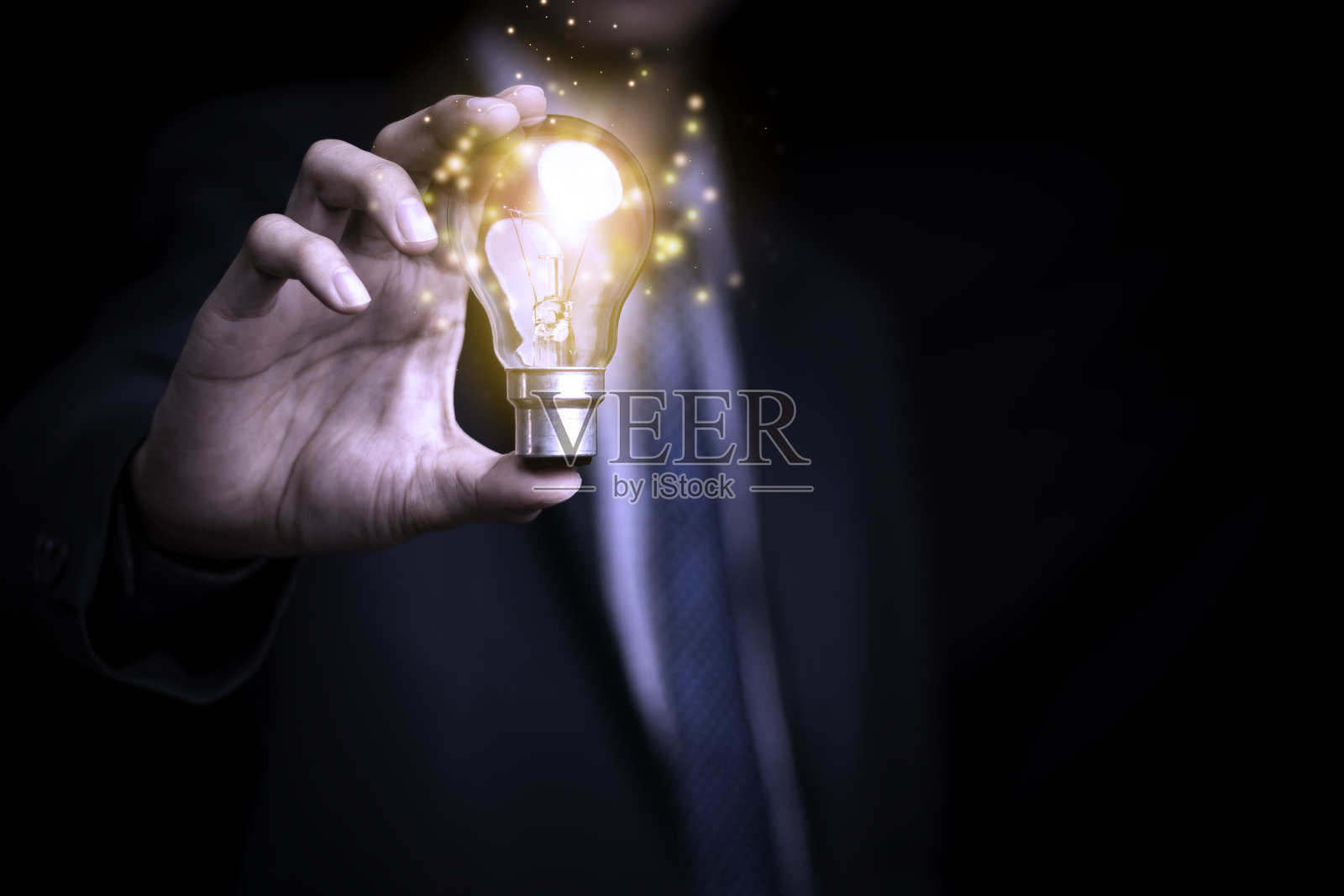 拿着灯泡的商人创造出新的想法。创新。头脑风暴。解决方案。和灵感。的想象力。创造力。解决问题。消除商业成功障碍的解决方案。照片摄影图片