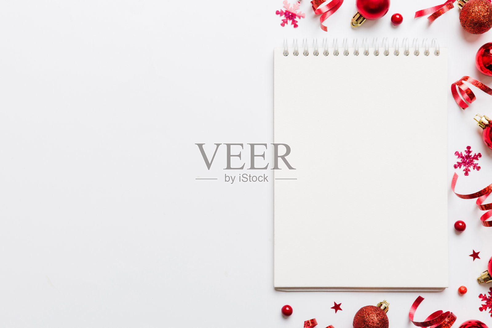 圣诞空白贺卡实物模拟场景。创意布局由圣诞树的树枝和纸卡片便条。平的。自然新年理念照片摄影图片