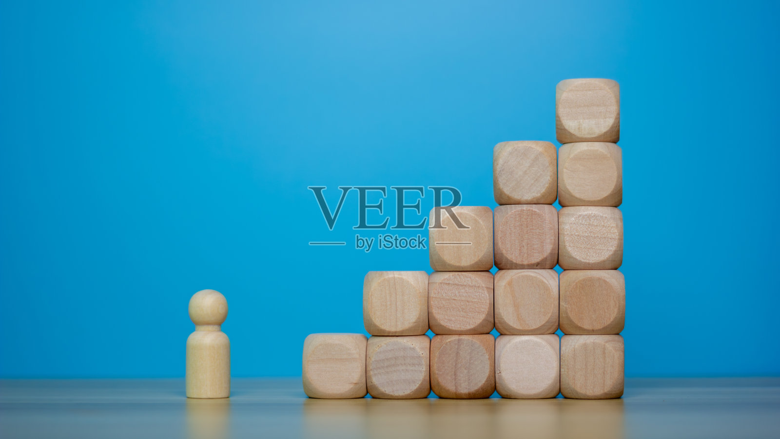 成功的团队领导者，商人从人群中挑选脱颖而出的人。照片摄影图片