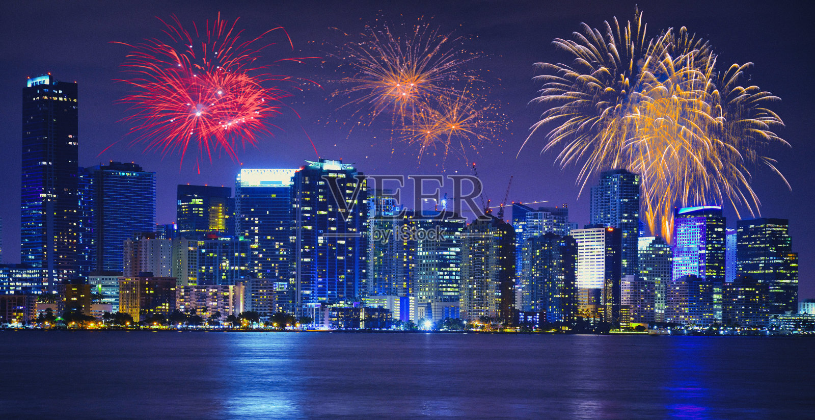 新年快乐，迈阿密有烟花。照片摄影图片