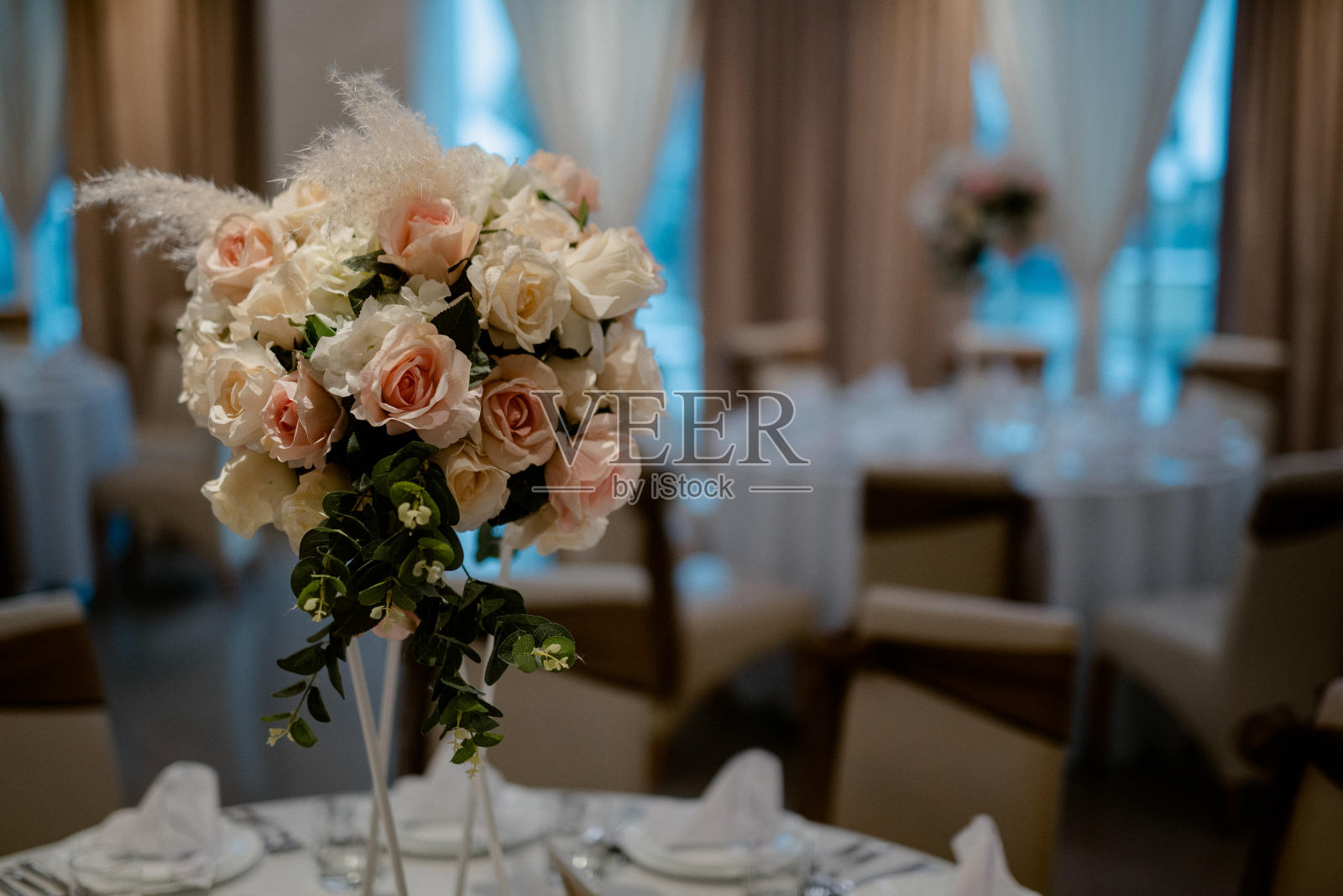 庆祝用的花卉装饰。桌椅的装饰。质朴的装饰。照片摄影图片