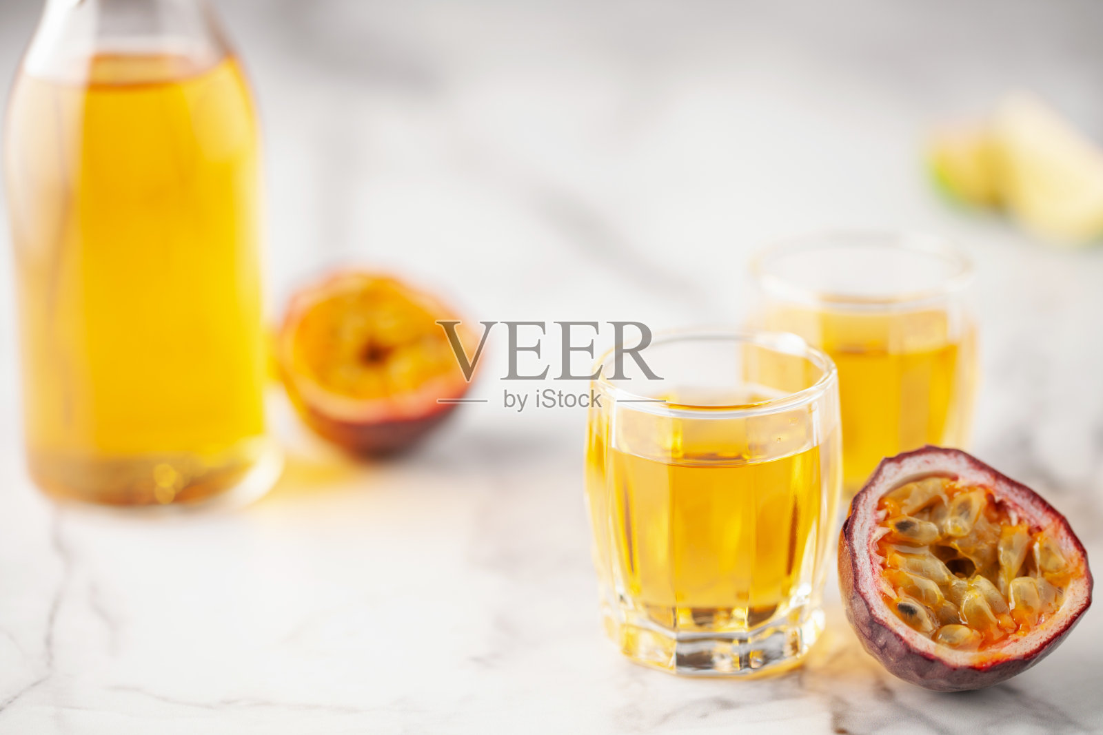 小杯百香果利口酒。热带天然饮料照片摄影图片