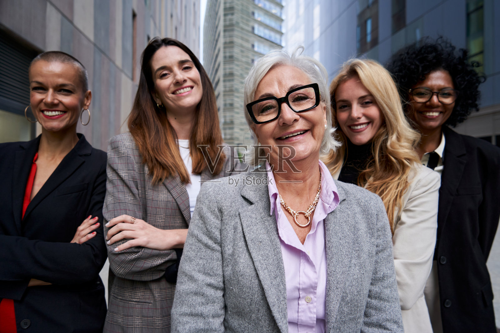 一群多民族的女商人微笑着看着镜头。照片摄影图片