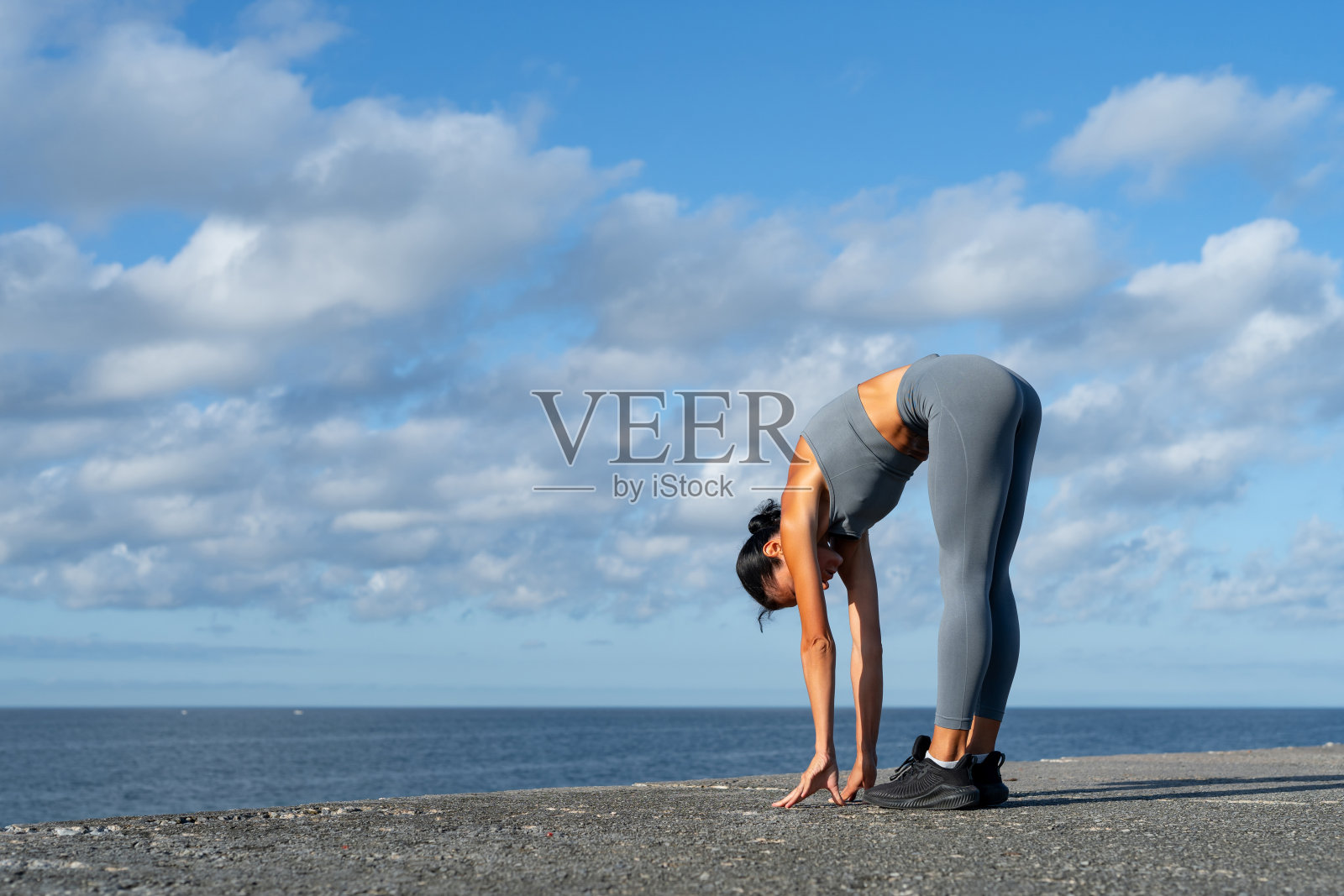 运动的黑发女孩做健身做运动，过着健康的生活方式照片摄影图片