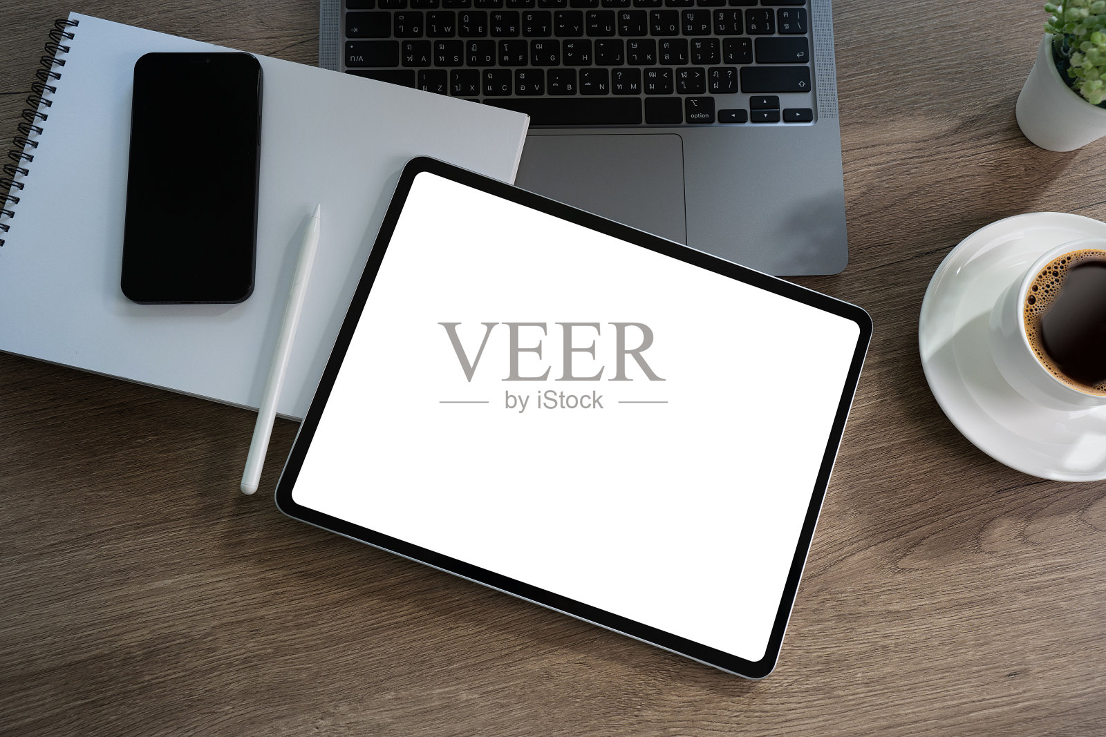 数码平板电脑近距离人使用平板电脑双手人多任务与孤立的屏幕照片摄影图片