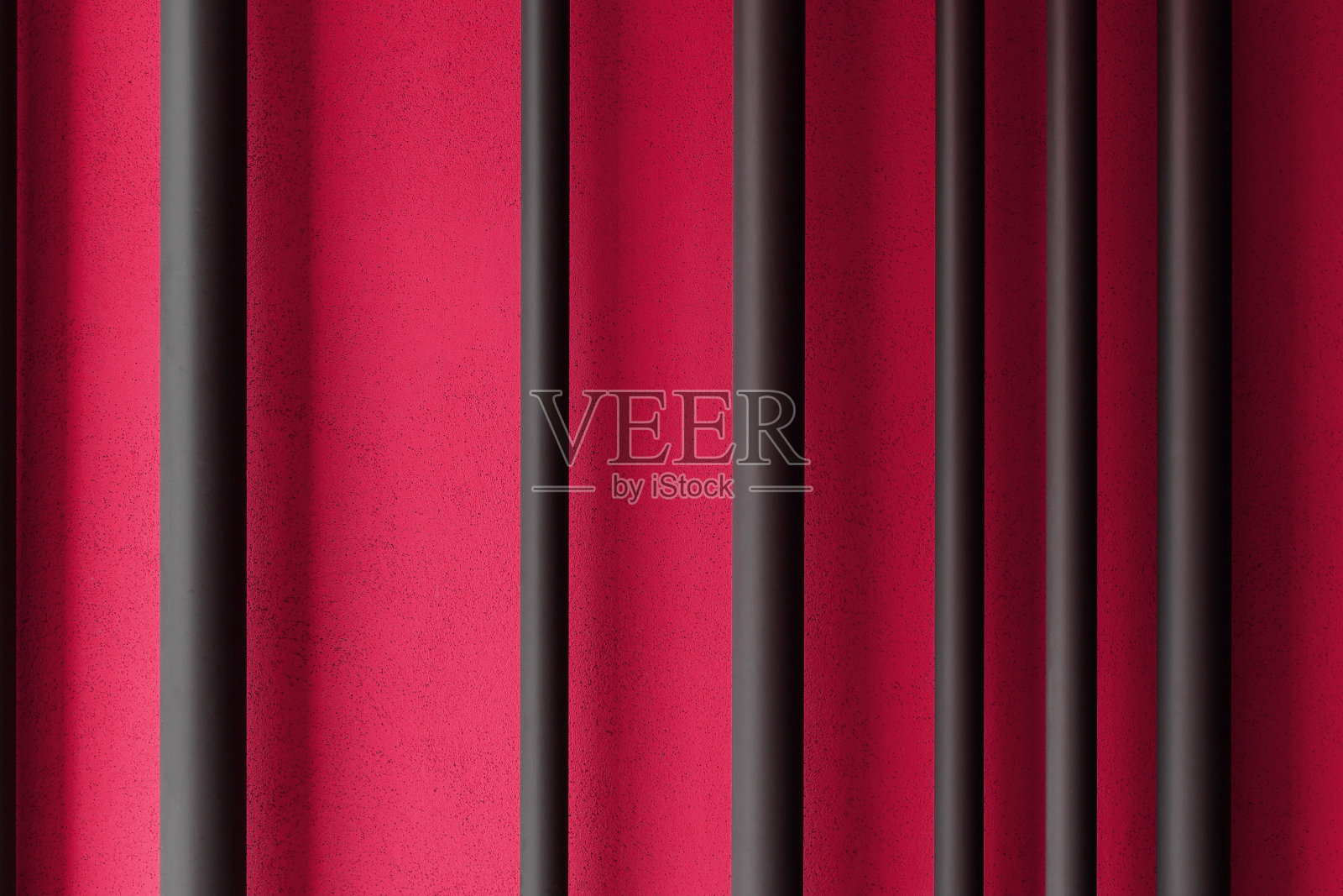 2023年之色:洋红色万岁。品红色背景上的黑色金属栅栏照片摄影图片