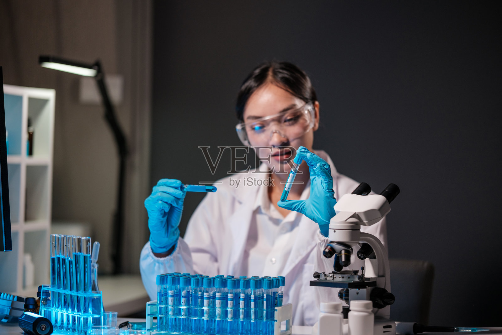 医学研究实验室科学家用移液管和试管工作。生物技术、医学开发和化学、生物化学和实验研究的科学实验室。照片摄影图片