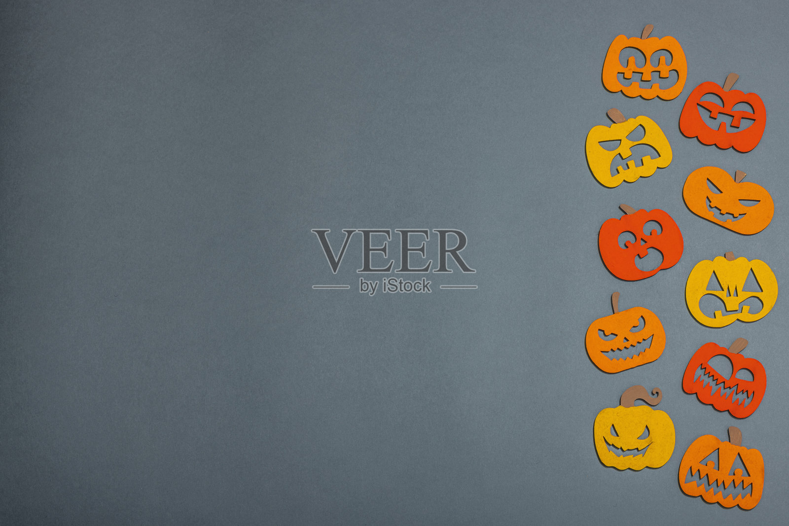 有趣的万圣节背景。传统的彩色秋天南瓜，不同的脸照片摄影图片