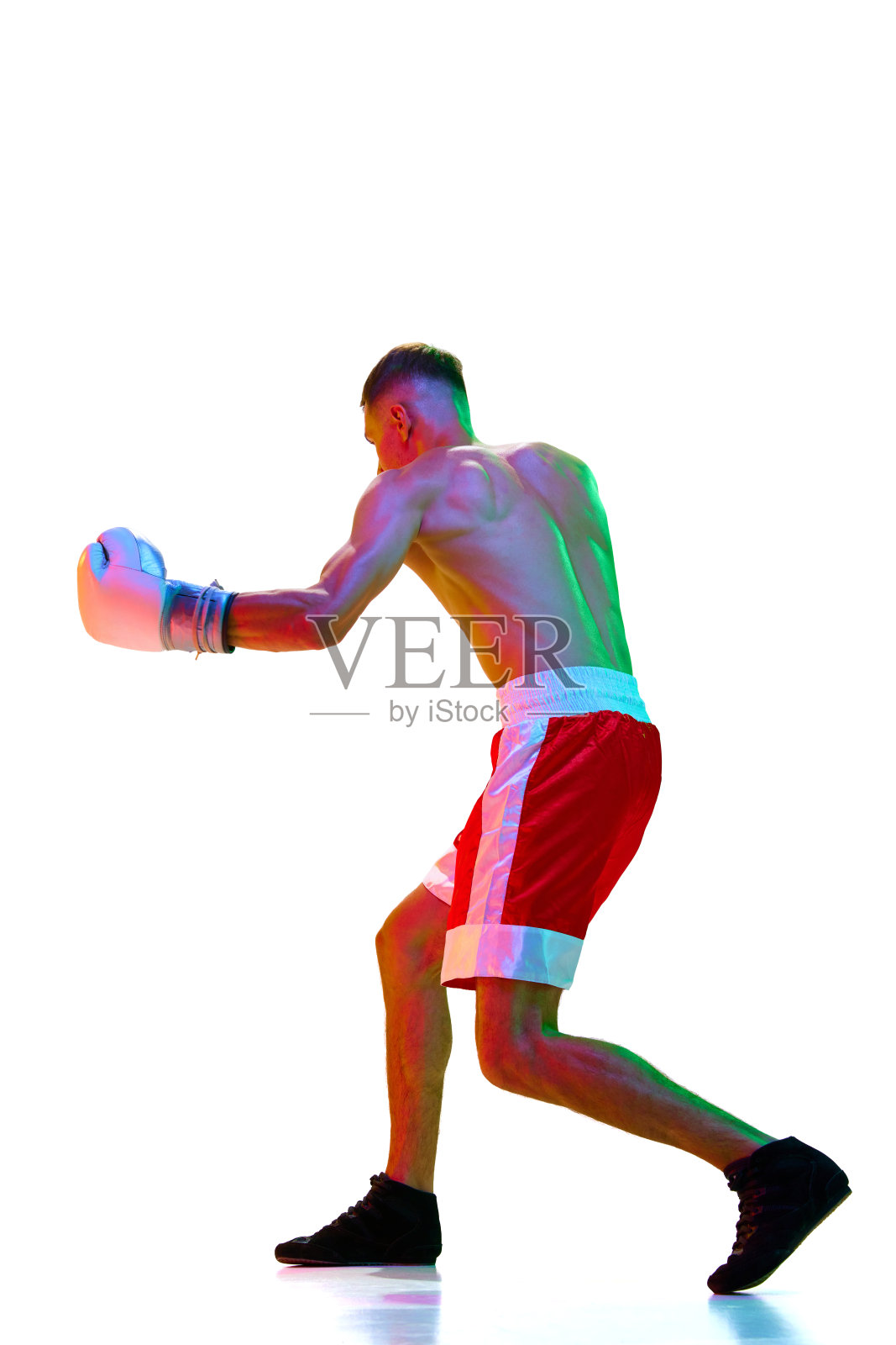 运动员，运动员，拳击手，拳击手在混合霓虹灯滤光片的白色背景下锻炼。照片摄影图片