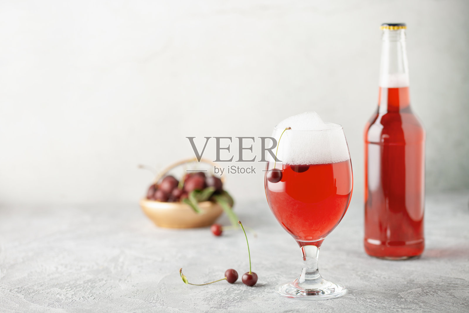 酒清爽冷硬樱桃苹果酒在一品脱玻璃杯和瓶子在木制桌子上。本空间照片摄影图片