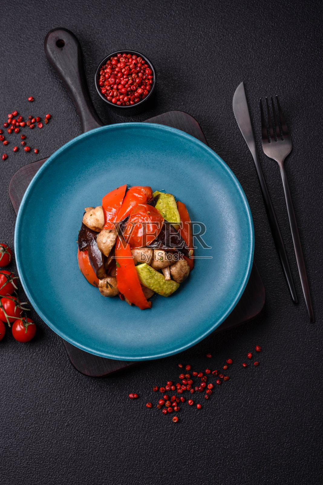 美味的烤蔬菜沙拉西红柿，蘑菇，甜椒，茄子照片摄影图片