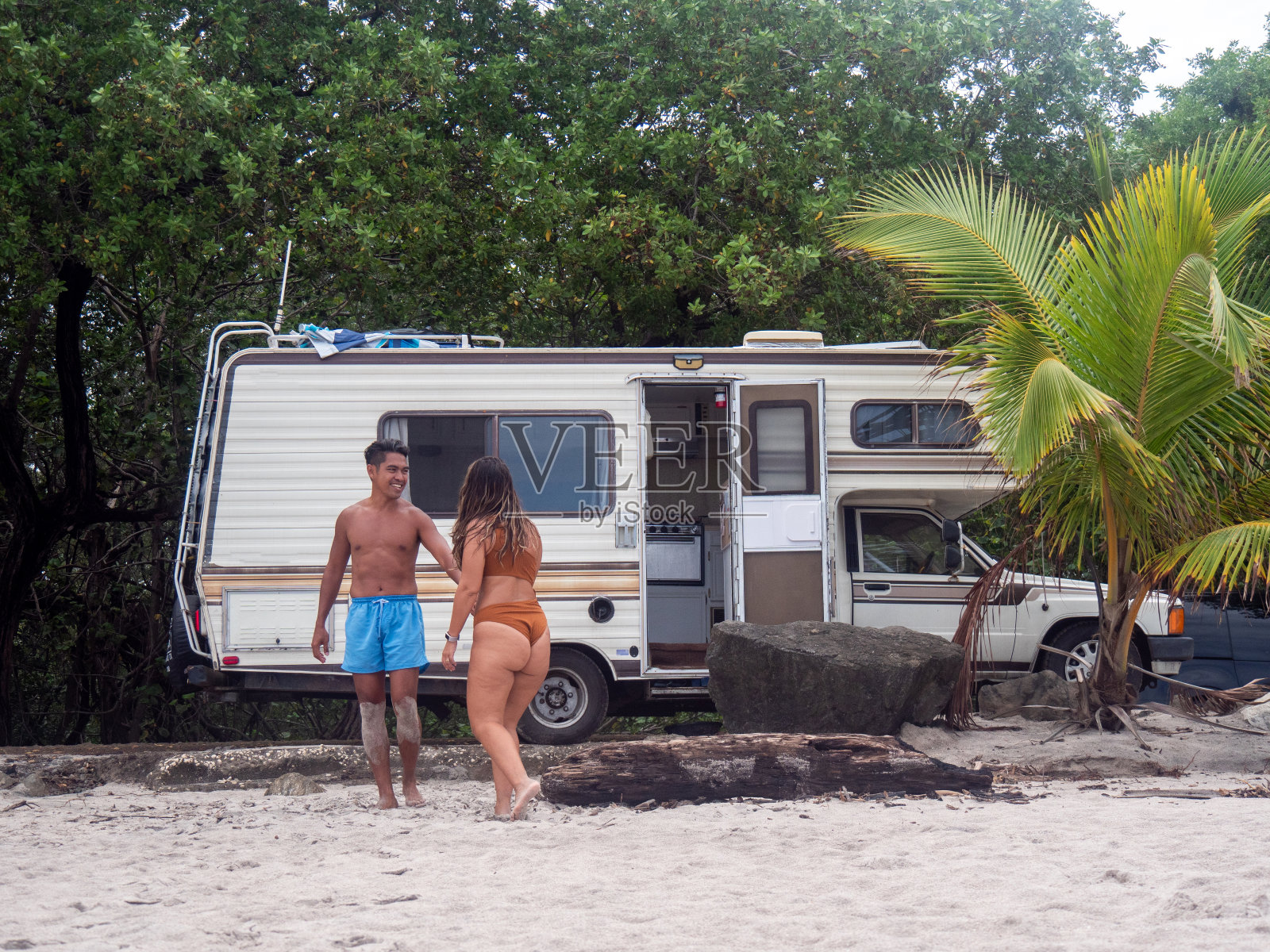 一对多种族夫妇在哥斯达黎加海滩露营照片摄影图片
