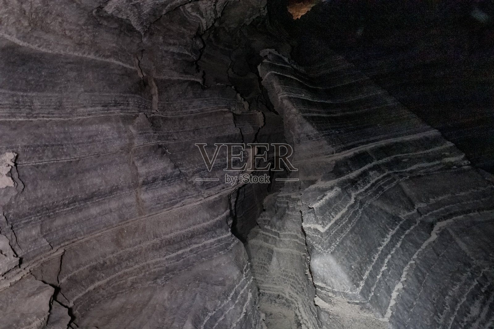 以色列所多玛山科隆内尔盐洞墙壁上绚丽的彩色条纹照片摄影图片