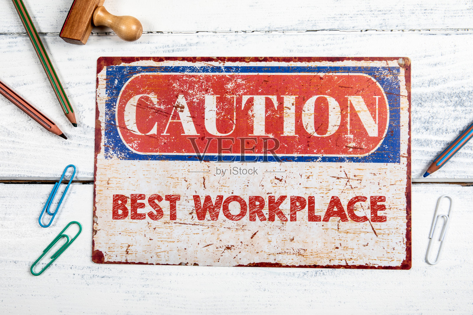 最好的工作场所。白色木制背景上有文字的金属警示牌照片摄影图片