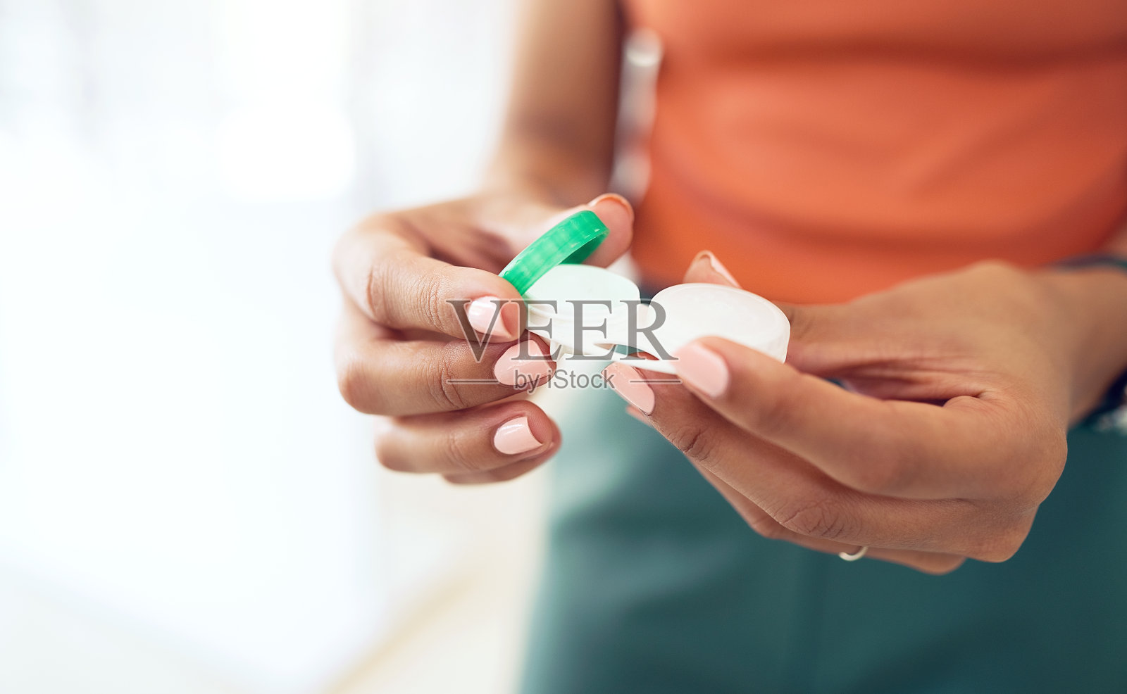 手，隐形眼镜和视力，保健和眼部护理与化妆品或医疗。带塑料盒的人，视力和视力改善，特写和验光用溶液和眼科照片摄影图片