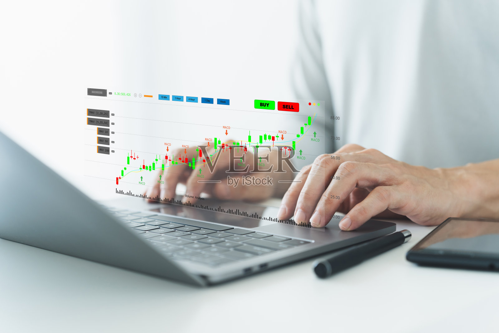 专业投资者或交易员使用笔记本电脑交易的股票市场的看法。金融和投资的增长或储蓄、利润、收入和财富的增加。全球化金融成功理念的构想照片摄影图片