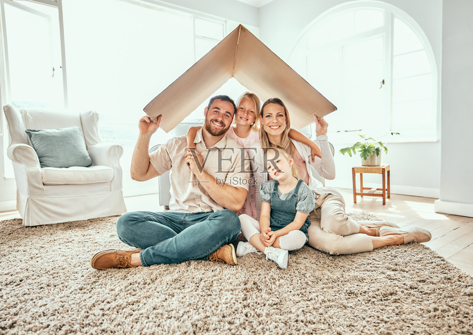 幸福的家庭，肖像和纸板屋顶，用于搬迁，房地产投资或新房房地产。母亲、父亲和孩子一起为住房、公寓或搬迁而微笑照片摄影图片