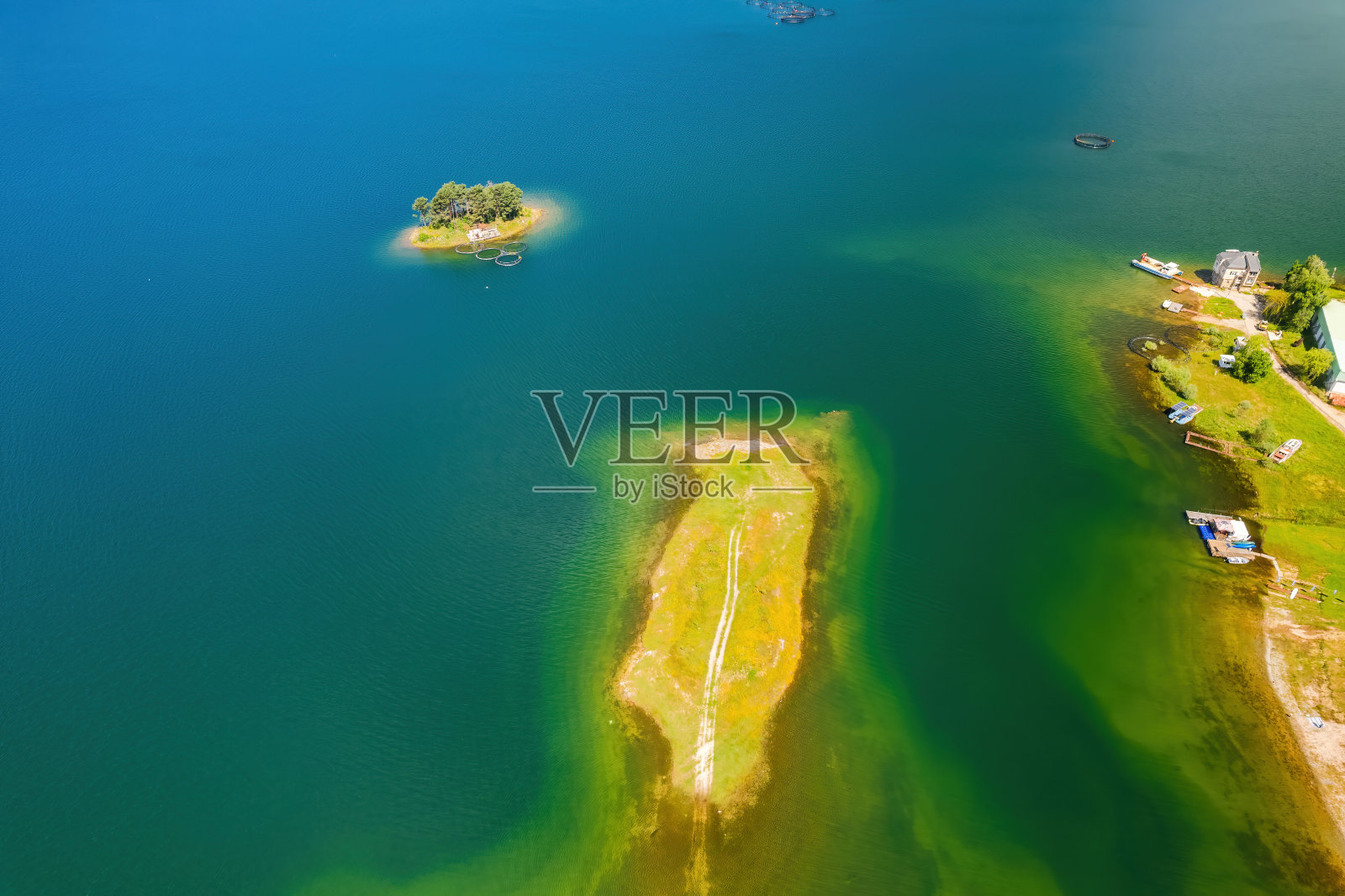 罗多比山脉多斯贝特大坝的夏季景观照片摄影图片