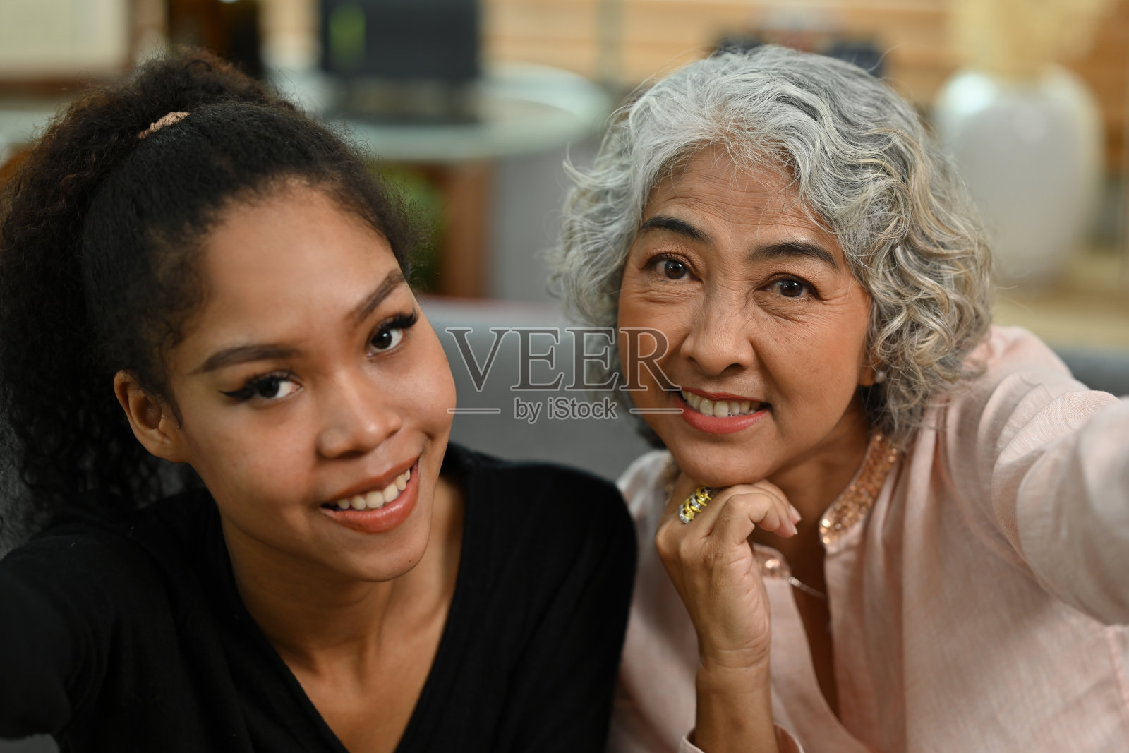 非洲收养的孩子和母亲避免一起自拍照片摄影图片