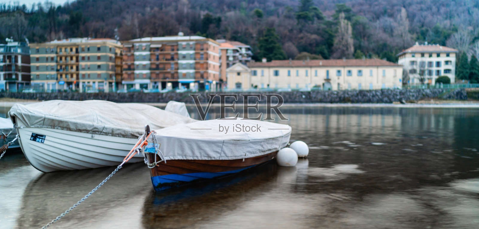 带有渔网和渔具的小型渔船，漂浮的摩托艇或风帆船照片摄影图片