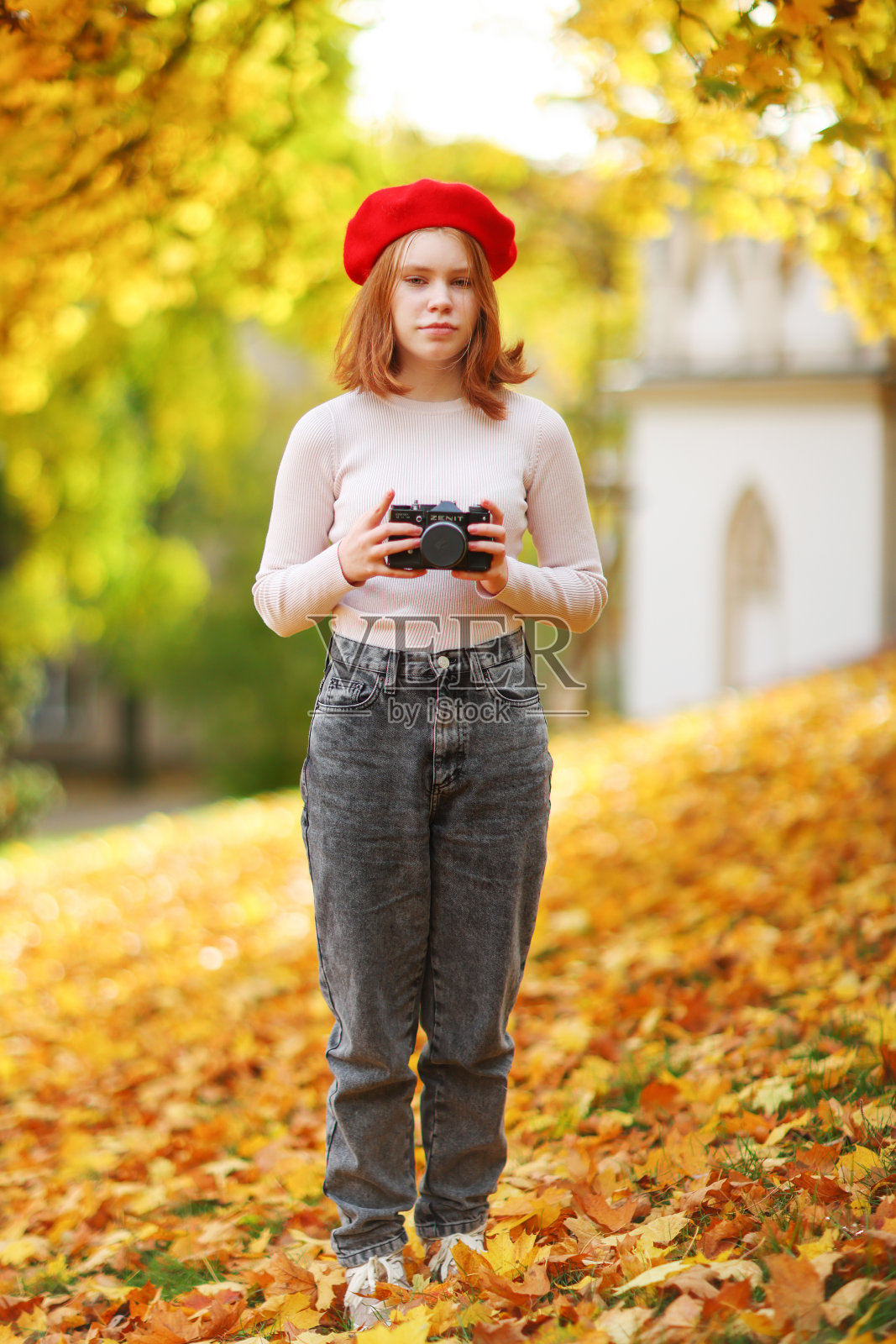 女性手中的复古相机特写。手持照相机的女人照片摄影图片