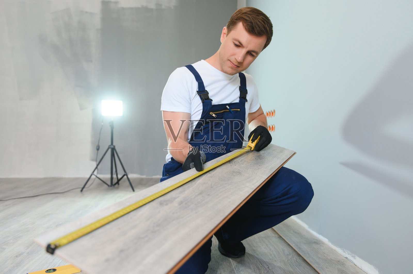 修理工在家铺设强化地板照片摄影图片