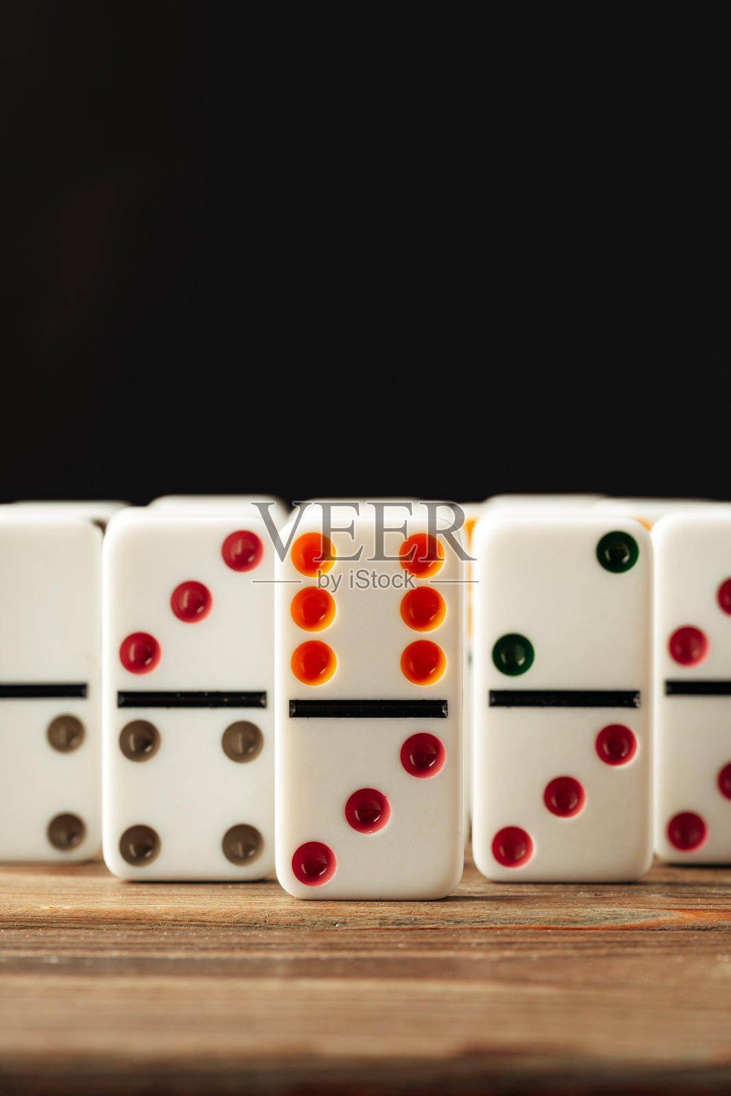 木制背景上的多米诺骨牌瓷砖照片摄影图片