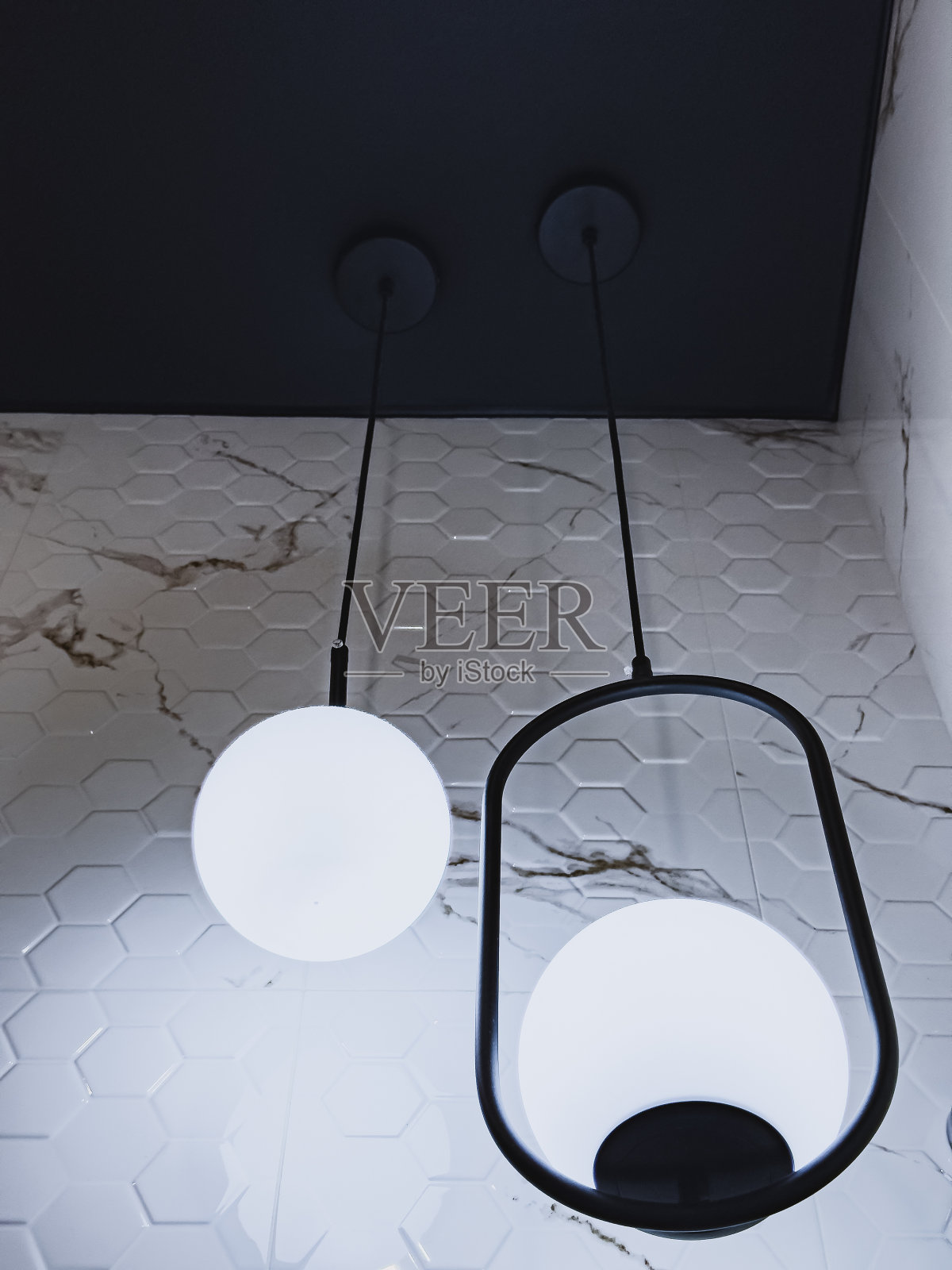 桌上的一盏灯照片摄影图片