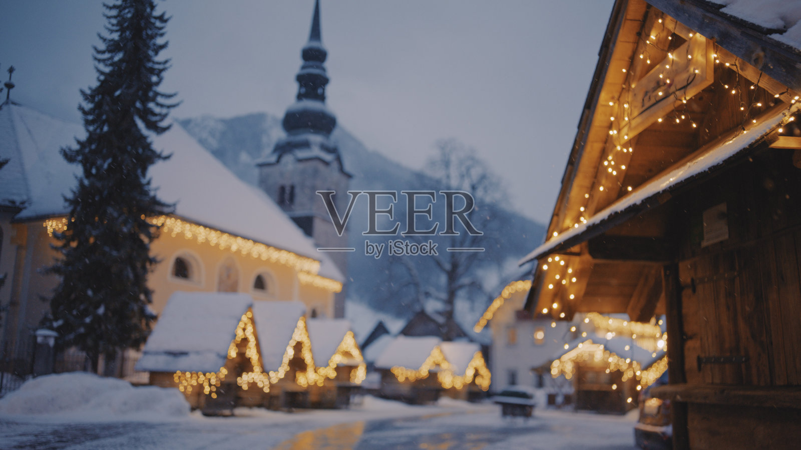 圣诞市集和圣母升天教堂照片摄影图片