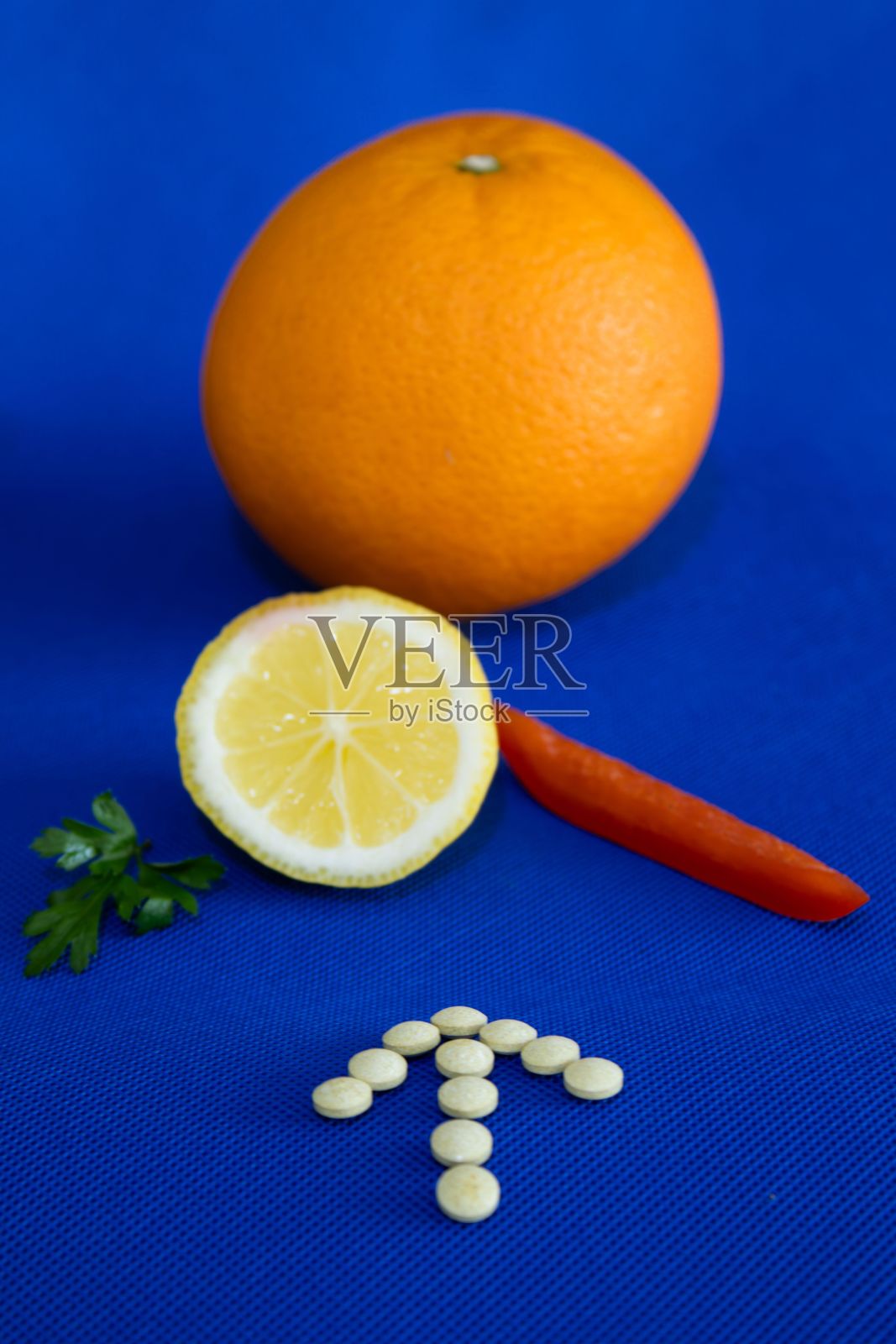 维生素C药片的箭头指向柠檬照片摄影图片