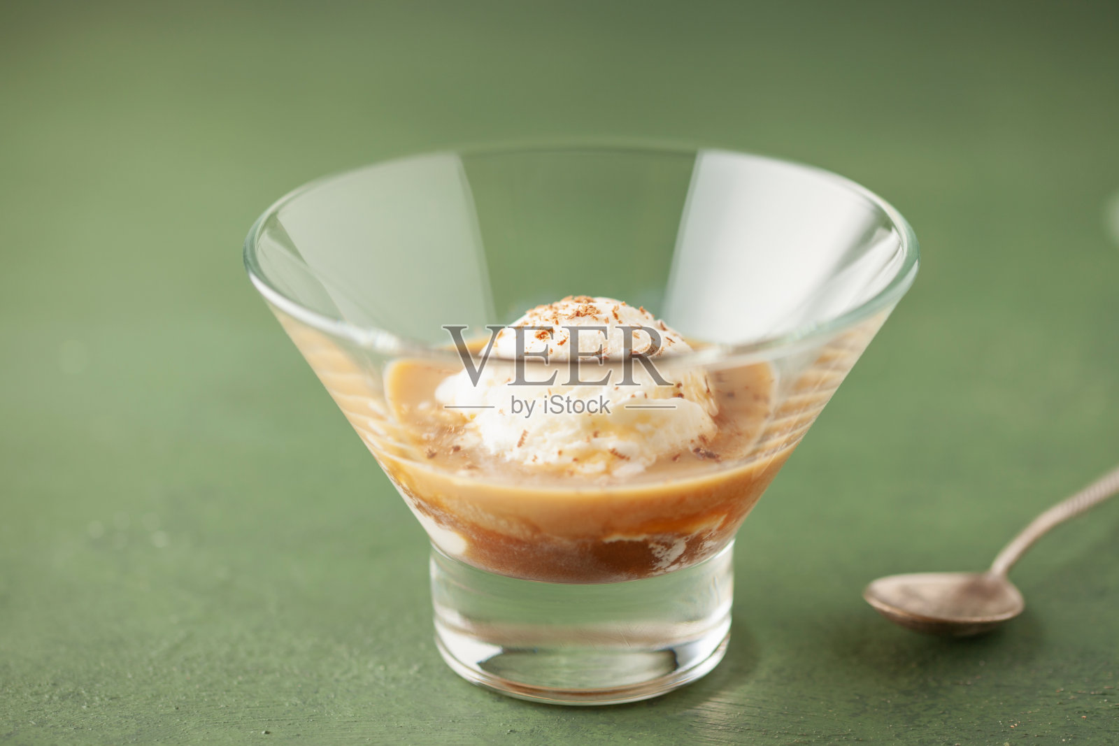 冰淇淋球配爱尔兰咖啡利口酒。酒精affogato。夏季鸡尾酒。照片摄影图片