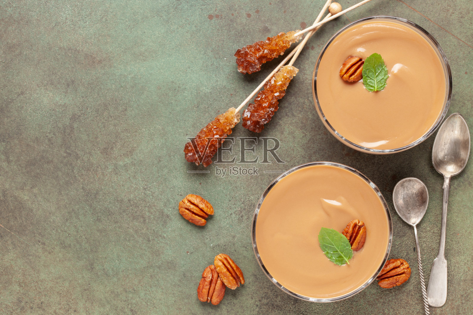 桌上的玻璃奶油碗里有自制的奶油糖果布丁。全国奶油糖果布丁日照片摄影图片