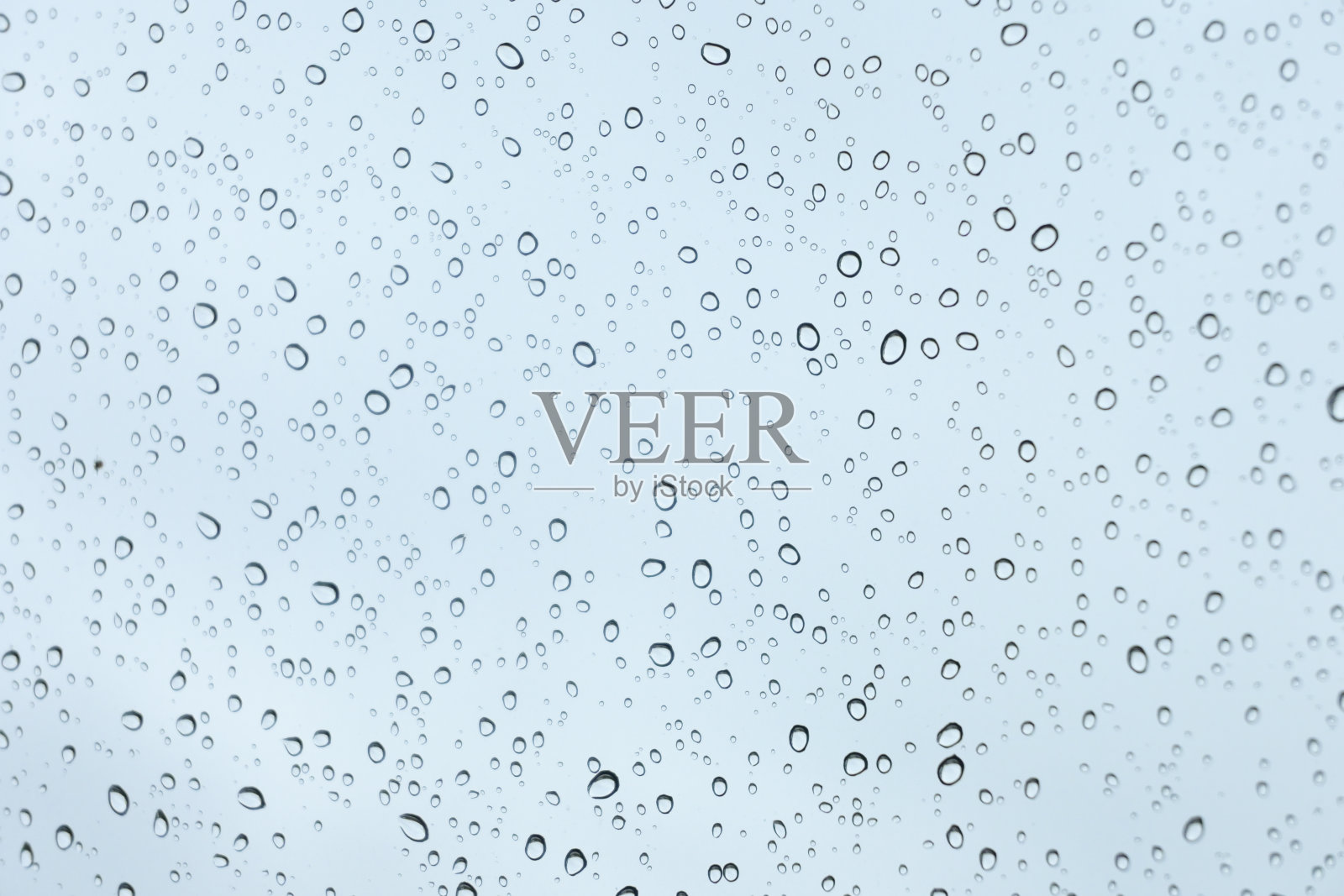 雨天用水滴模糊背景，镜子上的水滴照片摄影图片