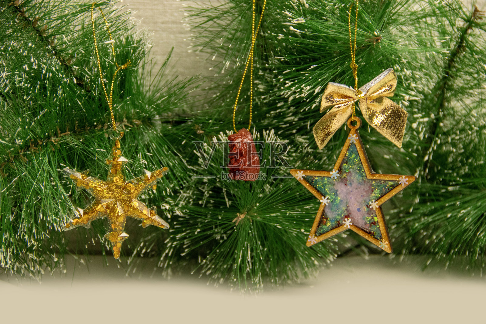 采购产品圣诞装饰圣诞树玩具，手工树和环氧树脂玩具的家庭装饰。dIY。树照片摄影图片