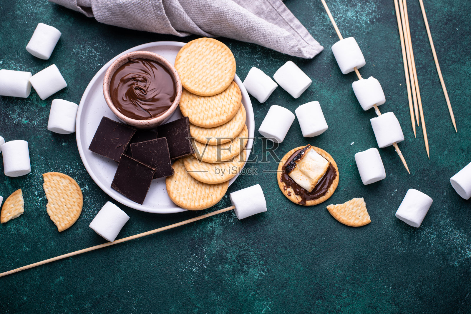 有棉花糖、巧克力和饼干的雪糕照片摄影图片