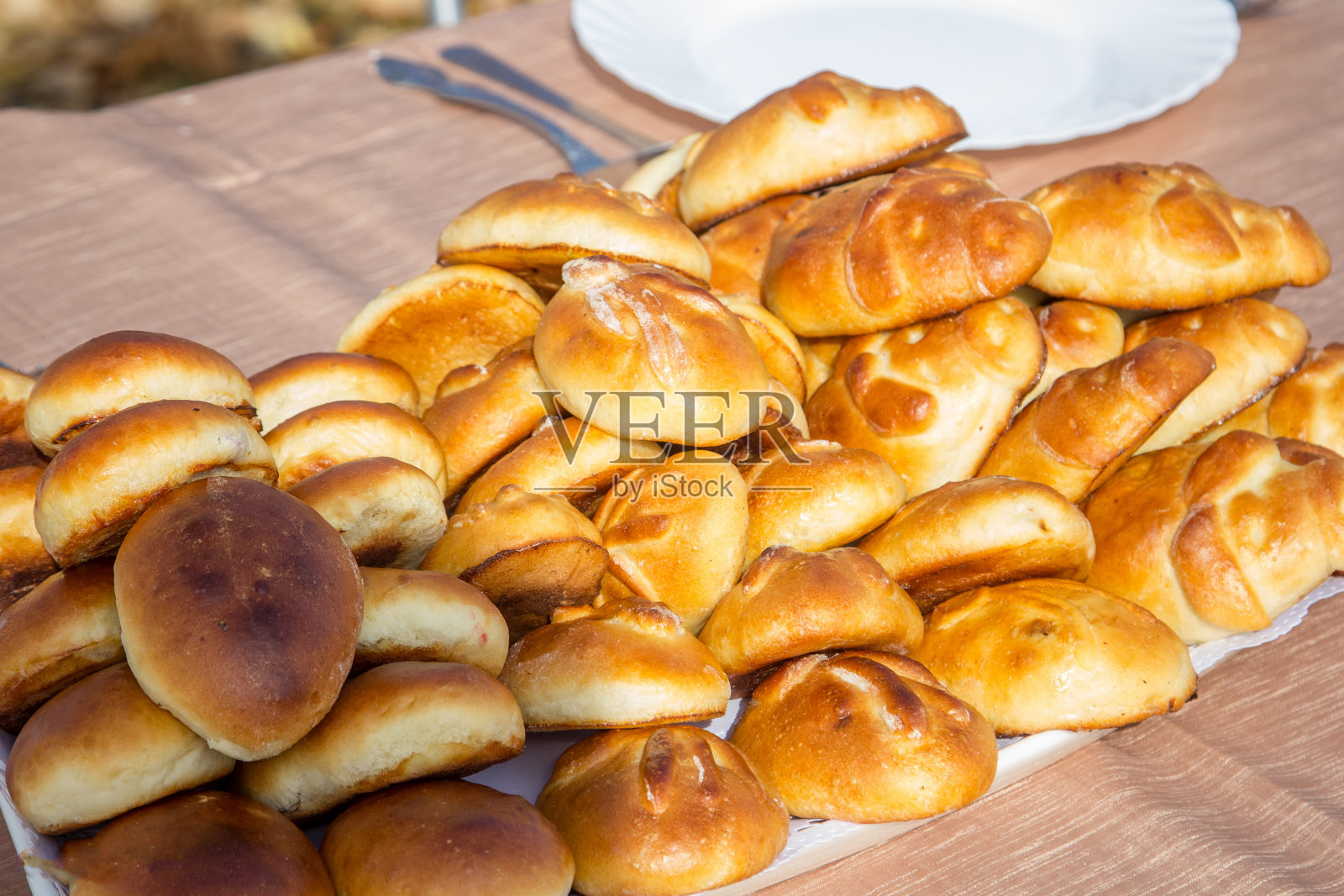 木桌上的自制馅饼(圆面包)。有选择性的重点。照片摄影图片