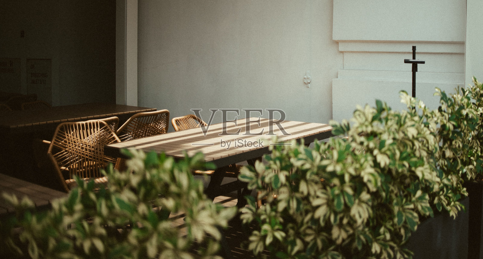 采购产品户外用餐美学，新加坡，东南亚氛围，城市绿洲，户外用餐，木制家具，植物装饰，户外咖啡馆场景照片摄影图片