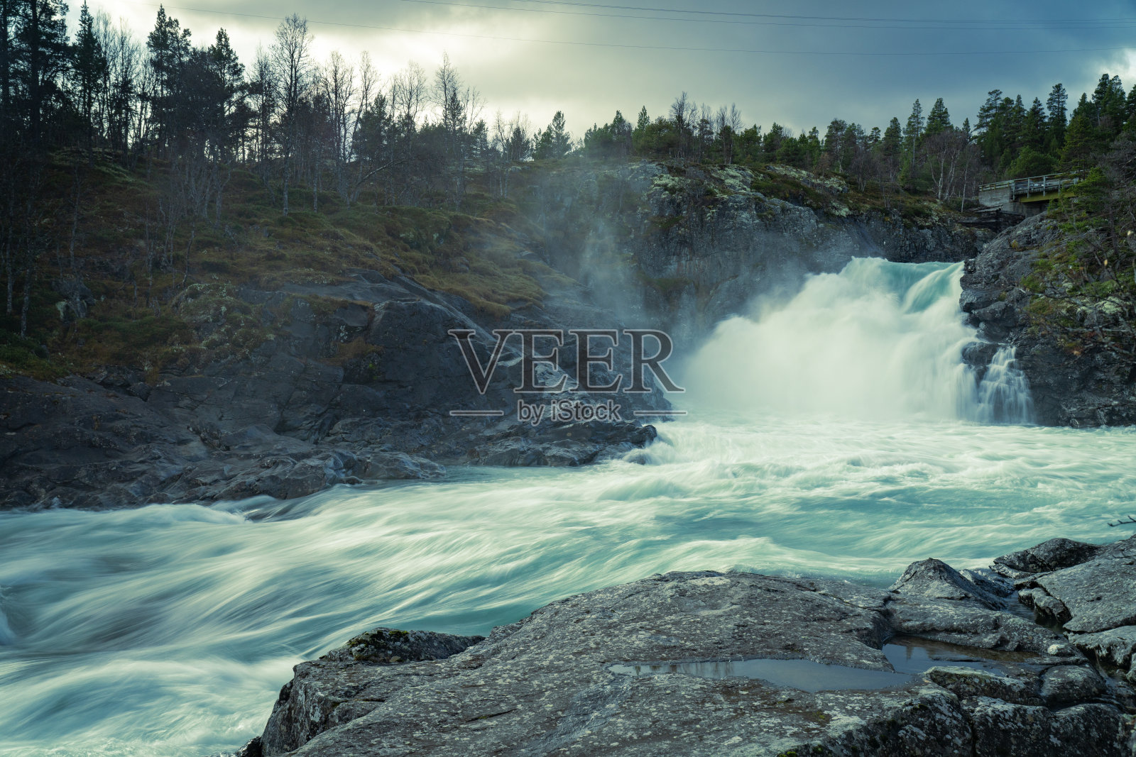 Stuttgongfossen是Vagamo南部的一个强大的瀑布，位于挪威Oppland地区的Hindsæte/Sjodalen。照片摄影图片