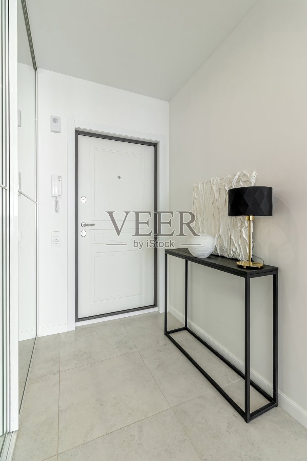 极简主义的走廊与现代室内设计在当代公寓。照片摄影图片