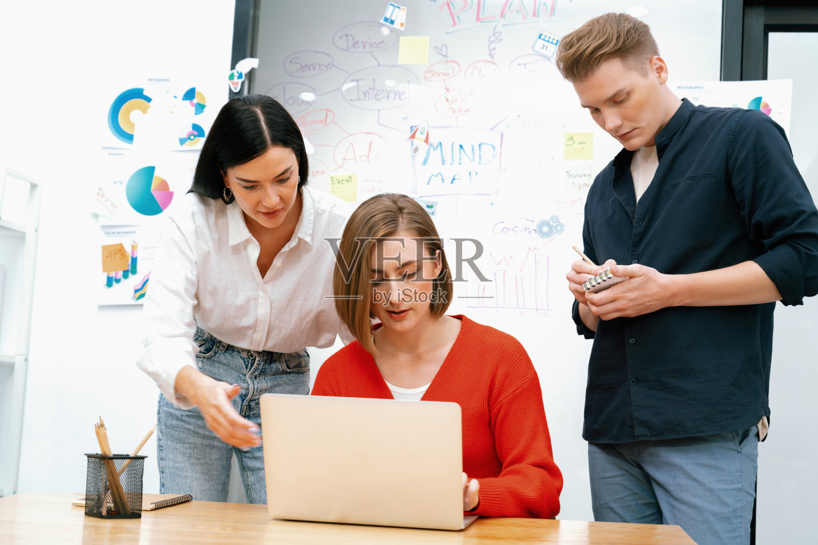 专业的商业团队在启动项目中协同工作。完美的。照片摄影图片