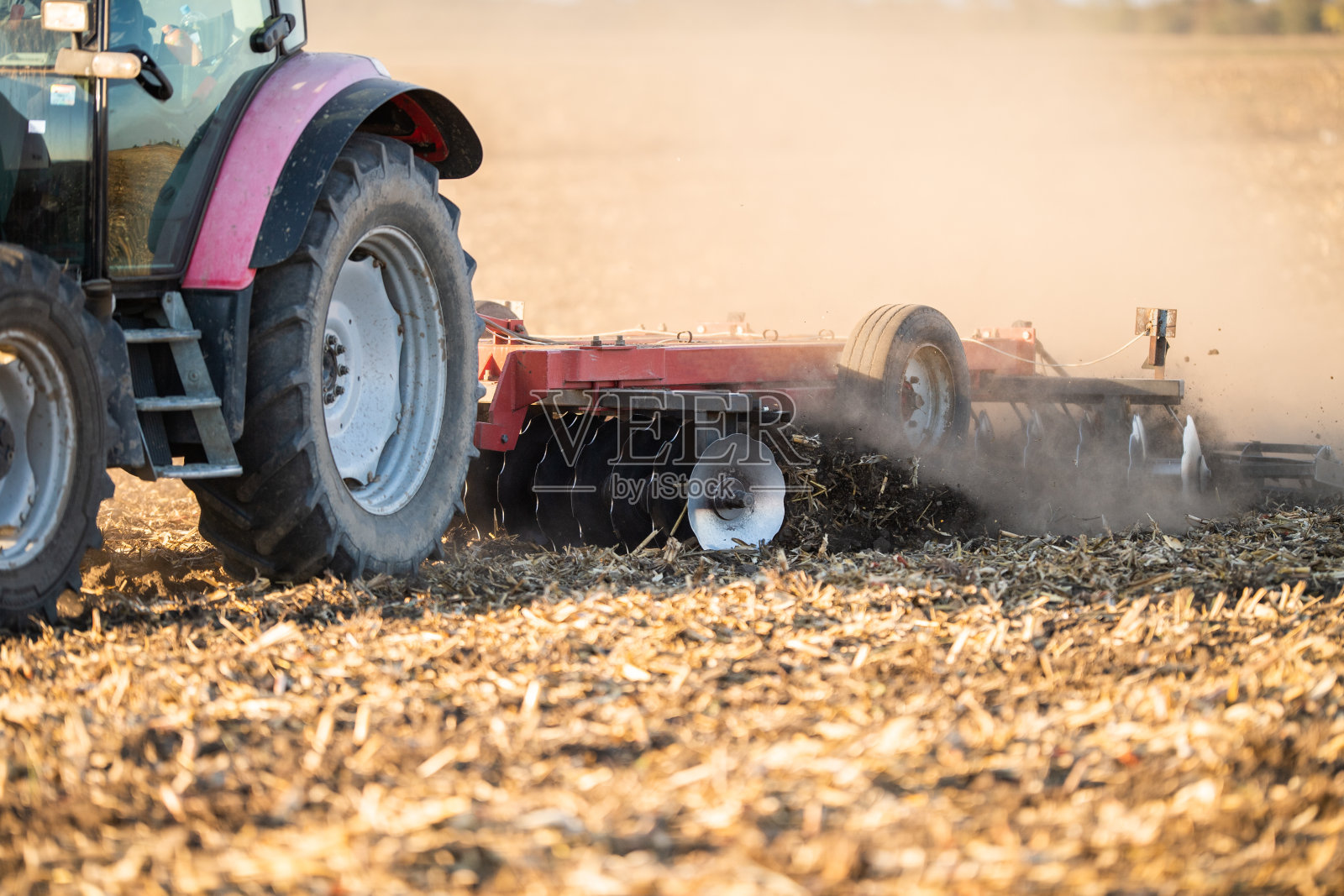 农民在拖拉机上整理田地照片摄影图片