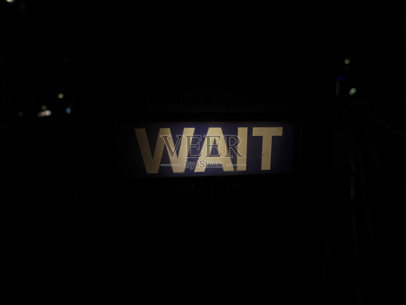 伦敦夜间人行横道处的等候标志照片摄影图片