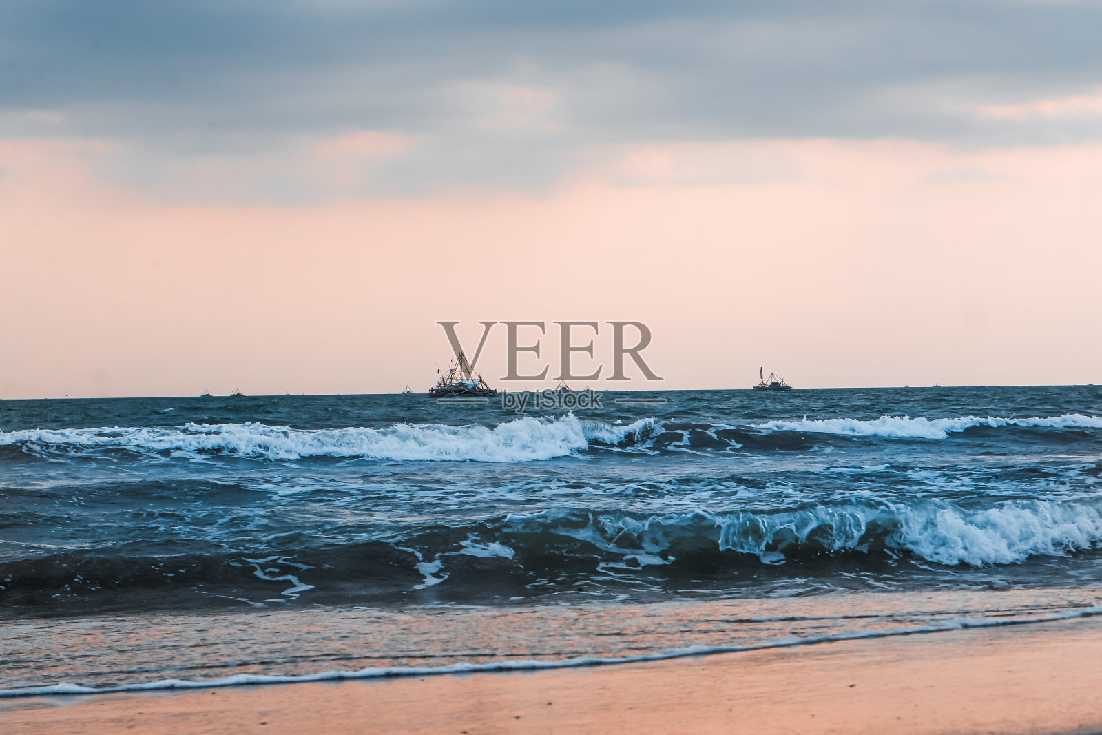 下午的海滩气氛，大浪拍打着海岸照片摄影图片