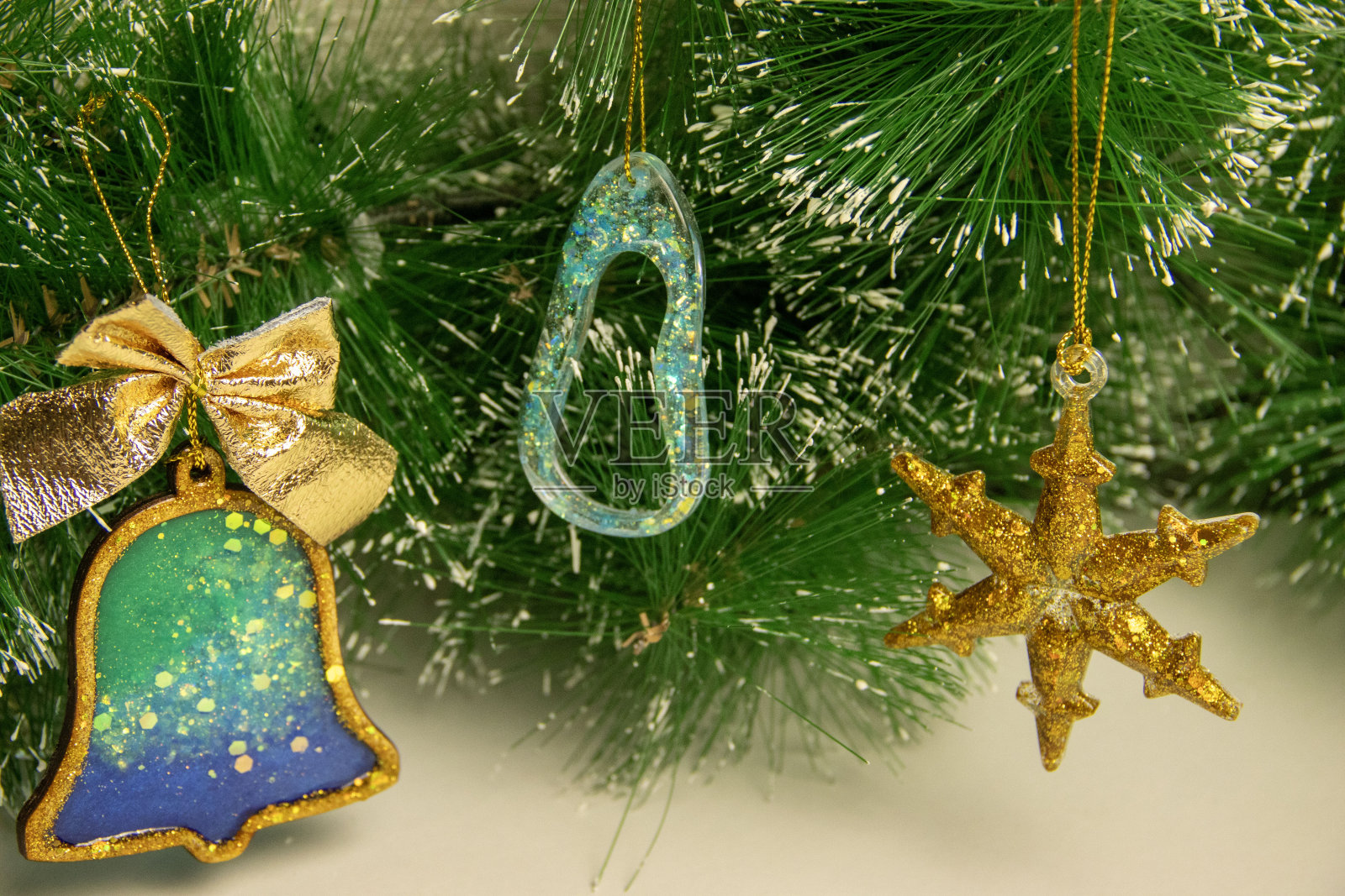 采购产品圣诞装饰圣诞树玩具，手工树和环氧树脂玩具的家庭装饰。dIY。树照片摄影图片