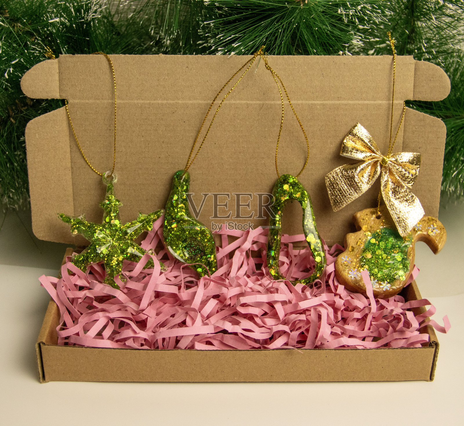 采购产品圣诞装饰圣诞树玩具，手工树和环氧树脂玩具的家庭装饰。dIY。树照片摄影图片