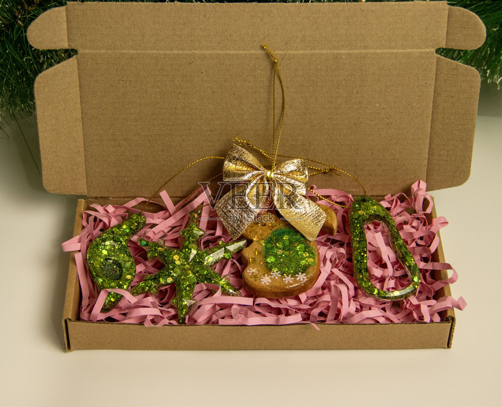 采购产品圣诞装饰圣诞树玩具，手工树和环氧树脂玩具的家庭装饰。dIY。树照片摄影图片